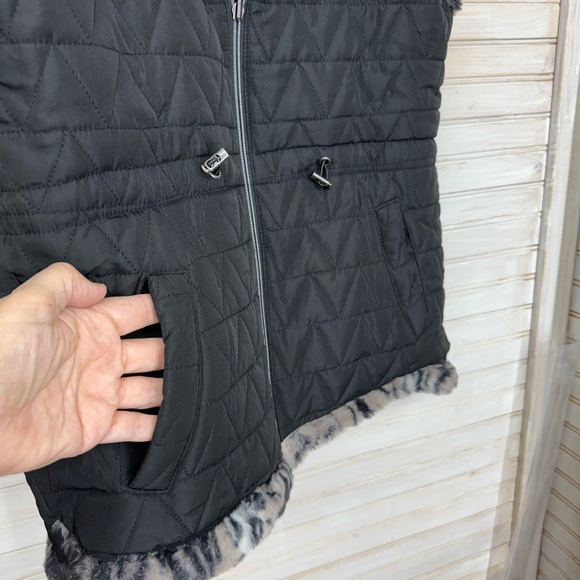 Reversible Leopard Print Faux Fur & Black Quilted Vest - Picture 7 of 8